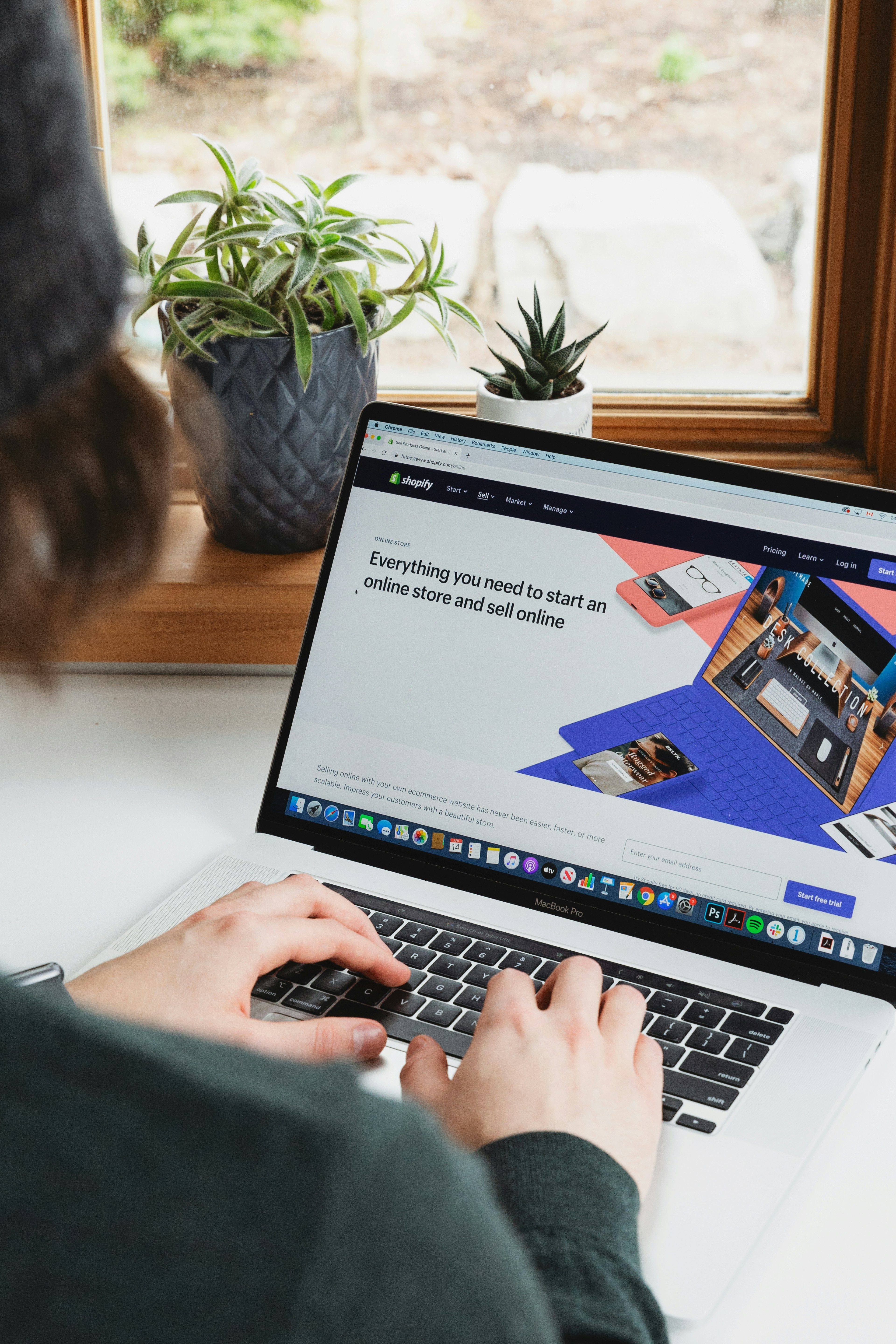 User looking at Shopify-page