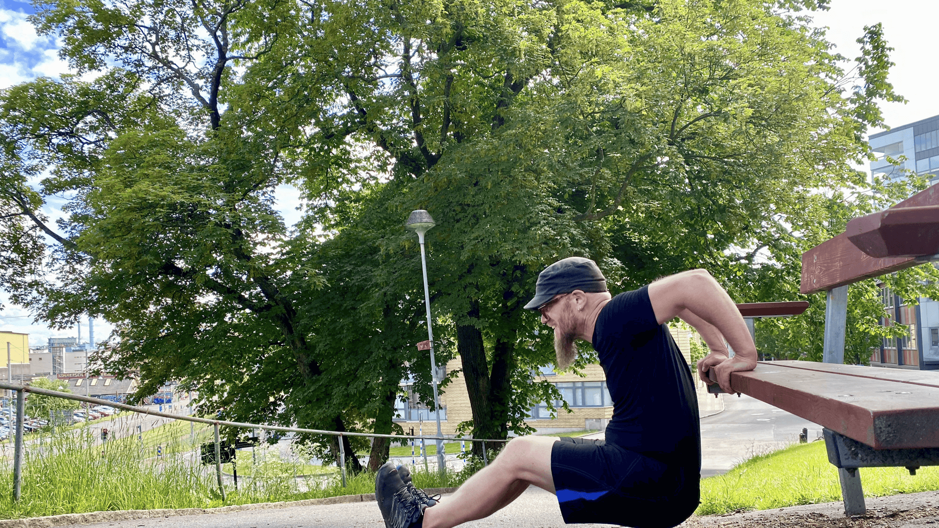 Ola Lundén tränar utomhus