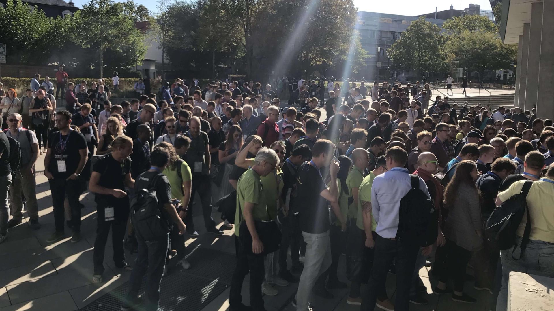 Besökare utanför lokalen där Drupal Europe hölls