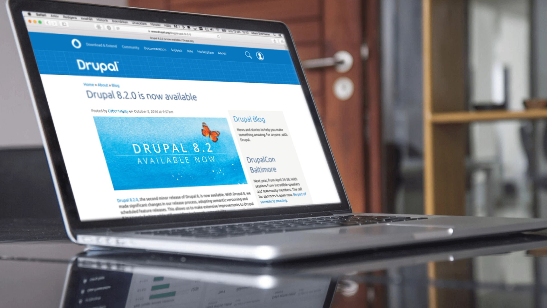Laptop som visar Drupal.org med nyheten ”Drupal 8.2.0 is now available”