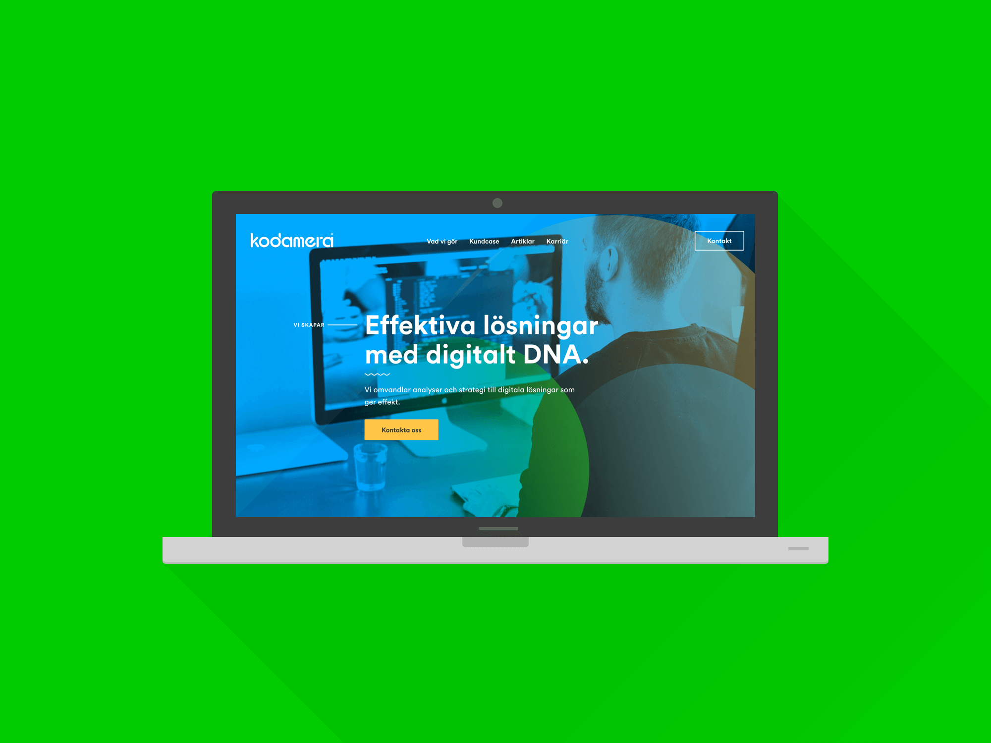 Startsidan för Kodameras nya webbplats i en laptop, med rubriken ”Effektiva lösningar med digitalt DNA.”