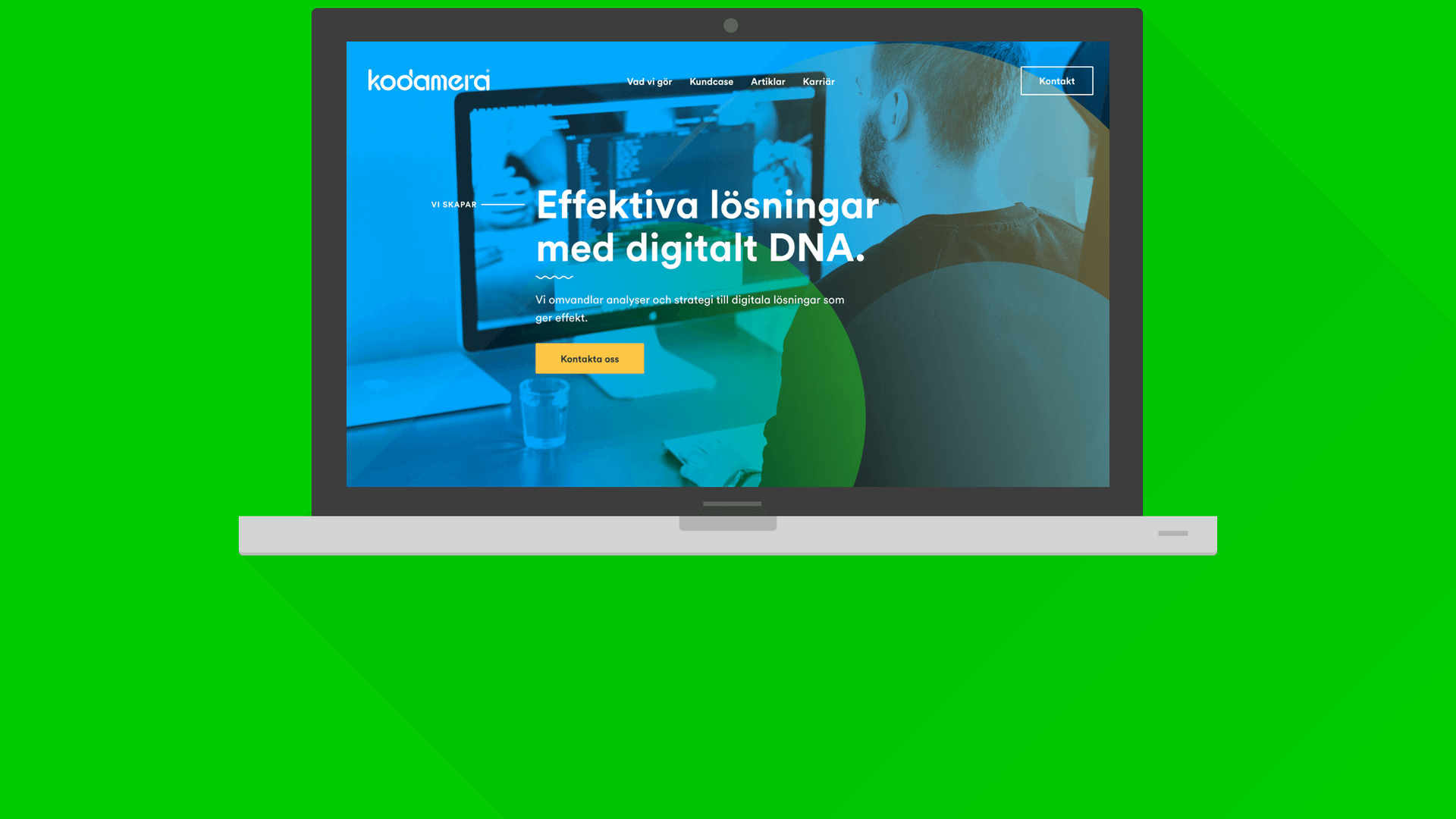 Startsidan för Kodameras nya webbplats i en laptop, med rubriken ”Effektiva lösningar med digitalt DNA.”