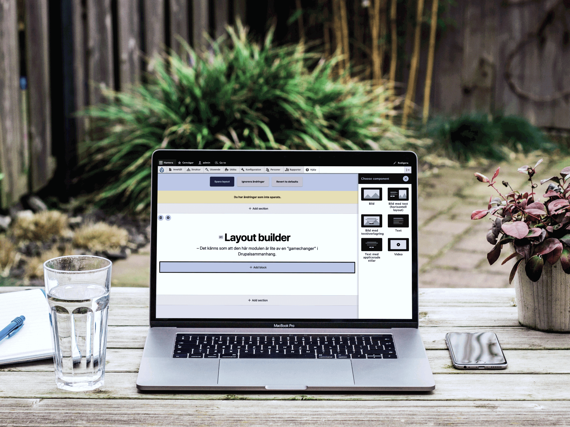 Bärbar dator på ett trädgårdsbord som visar redigeringsvyn i Drupals Layout builder