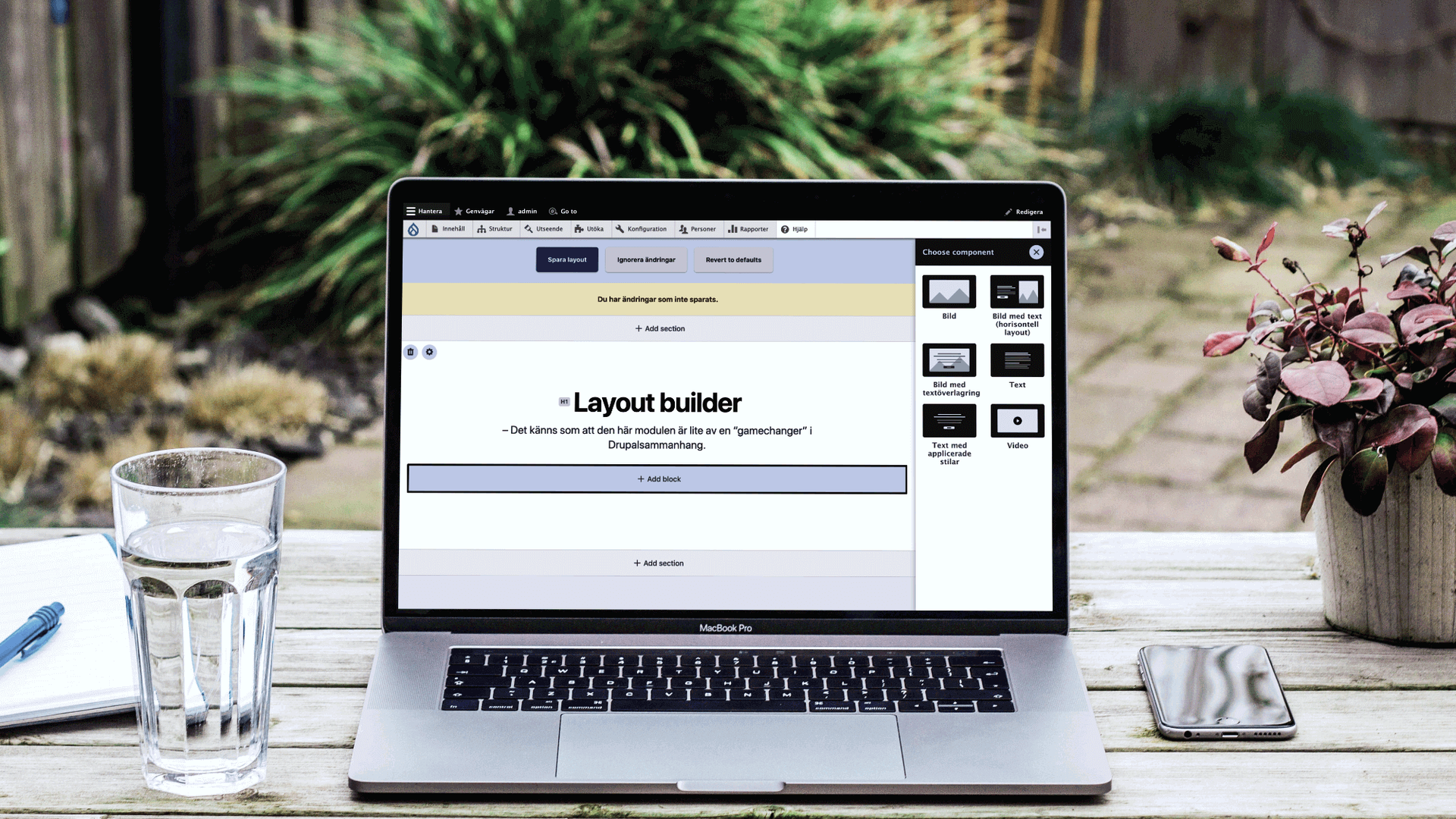Bärbar dator på ett trädgårdsbord som visar redigeringsvyn i Drupals Layout builder