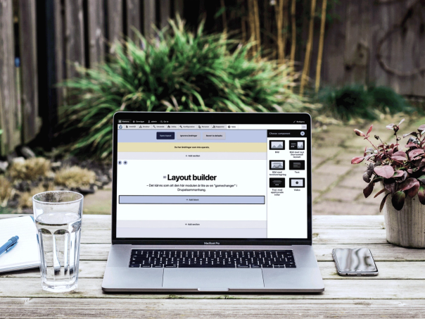 Bärbar dator på ett trädgårdsbord som visar redigeringsvyn i Drupals Layout builder