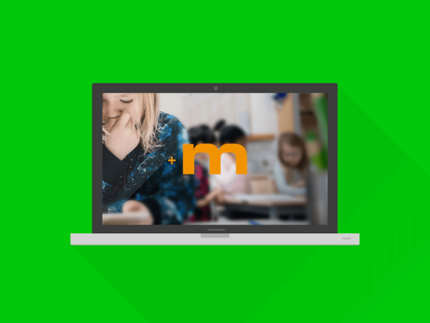 Bärbar dator med en klassrumsbild och en orange m-logotyp på skärmen, mot grön bakgrund