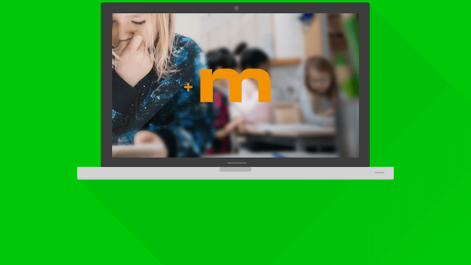 Bärbar dator med en klassrumsbild och en orange m-logotyp på skärmen, mot grön bakgrund