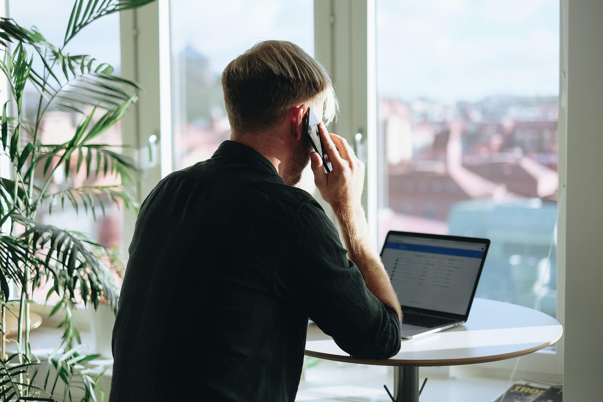 Medarbetare på Kodamera som pratar i telefon