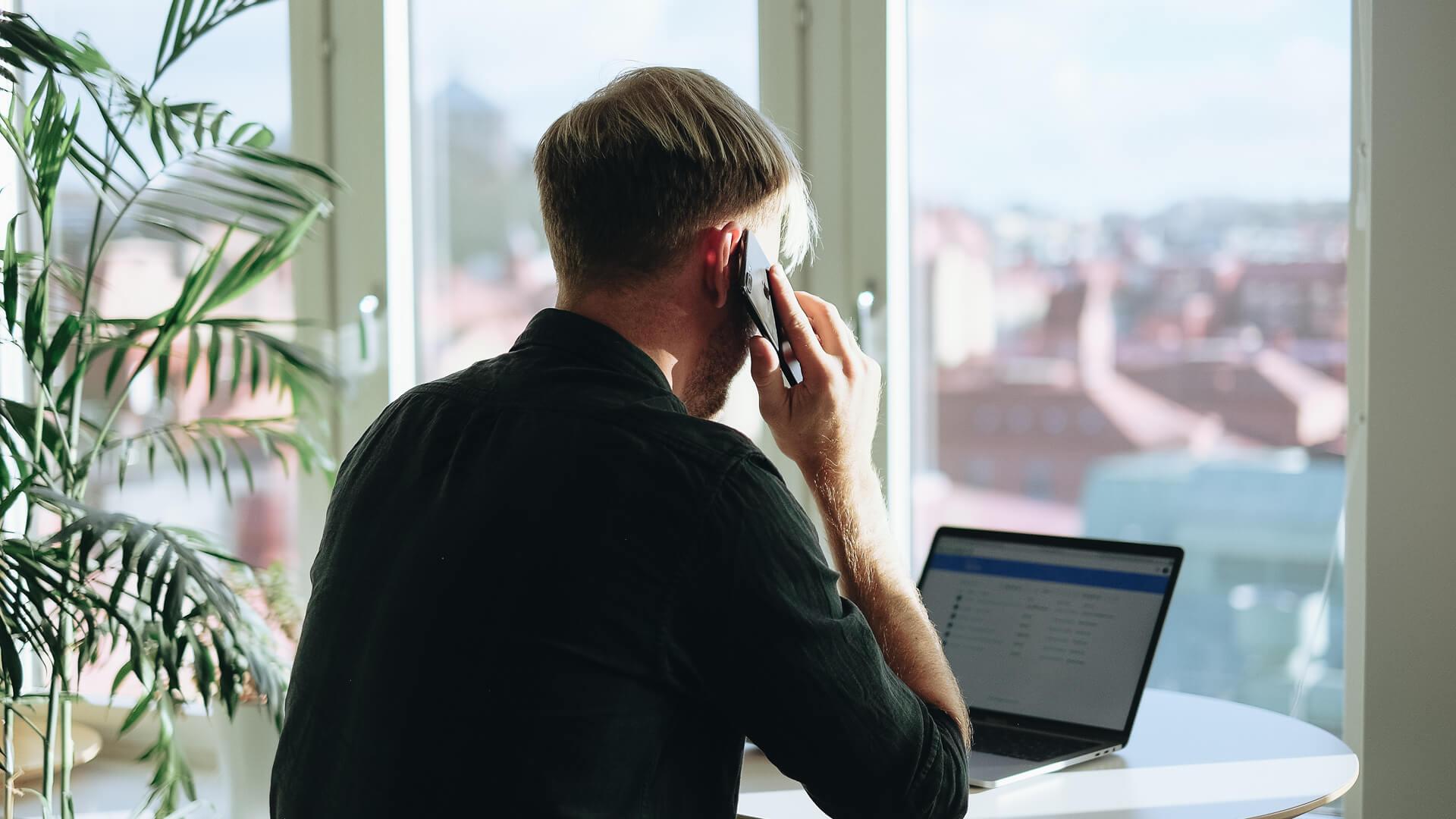 Medarbetare på Kodamera som pratar i telefon