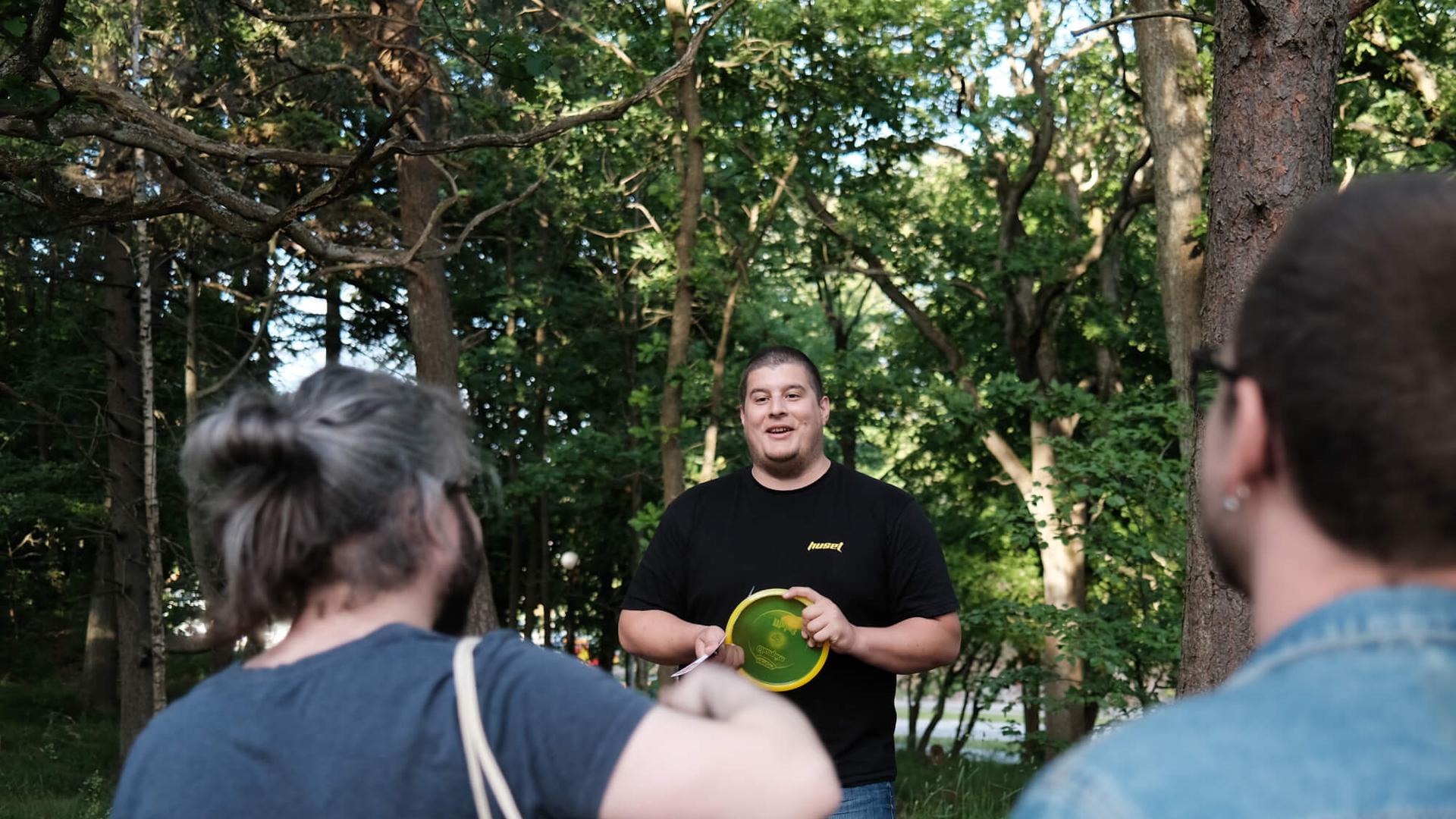 Kodameras anställda spelar discgolf i Slottsskogen