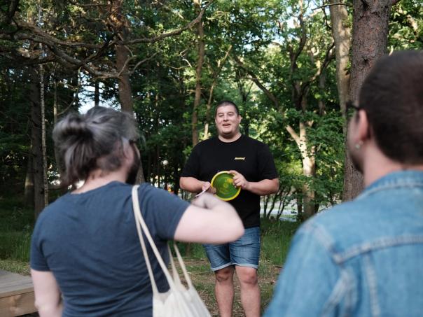 Kodameras anställda spelar discgolf i Slottsskogen