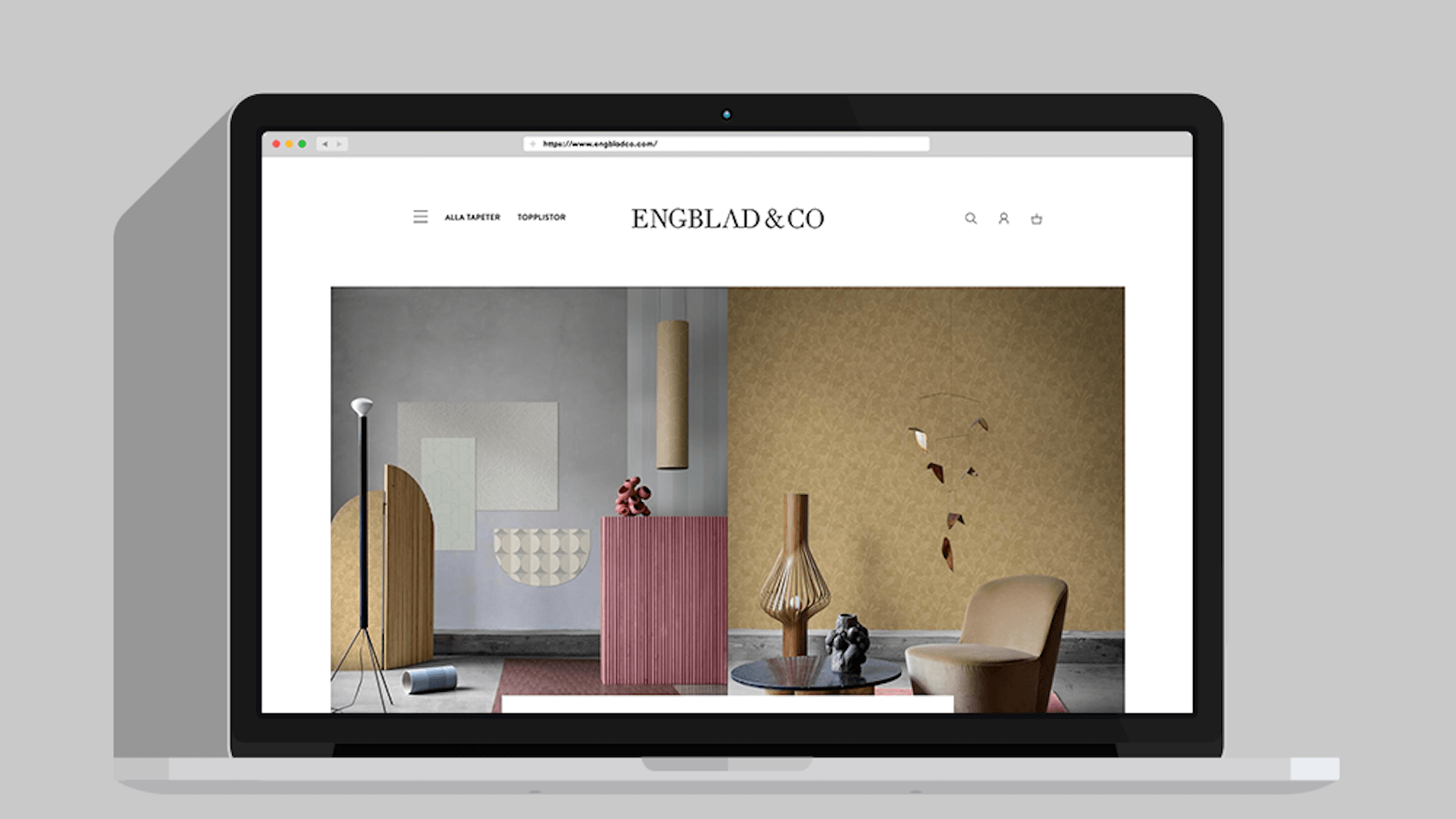 Startsidan för Engblad & Co:s webbplats i en laptop, med en stor bild på ett inrett rum med tapet