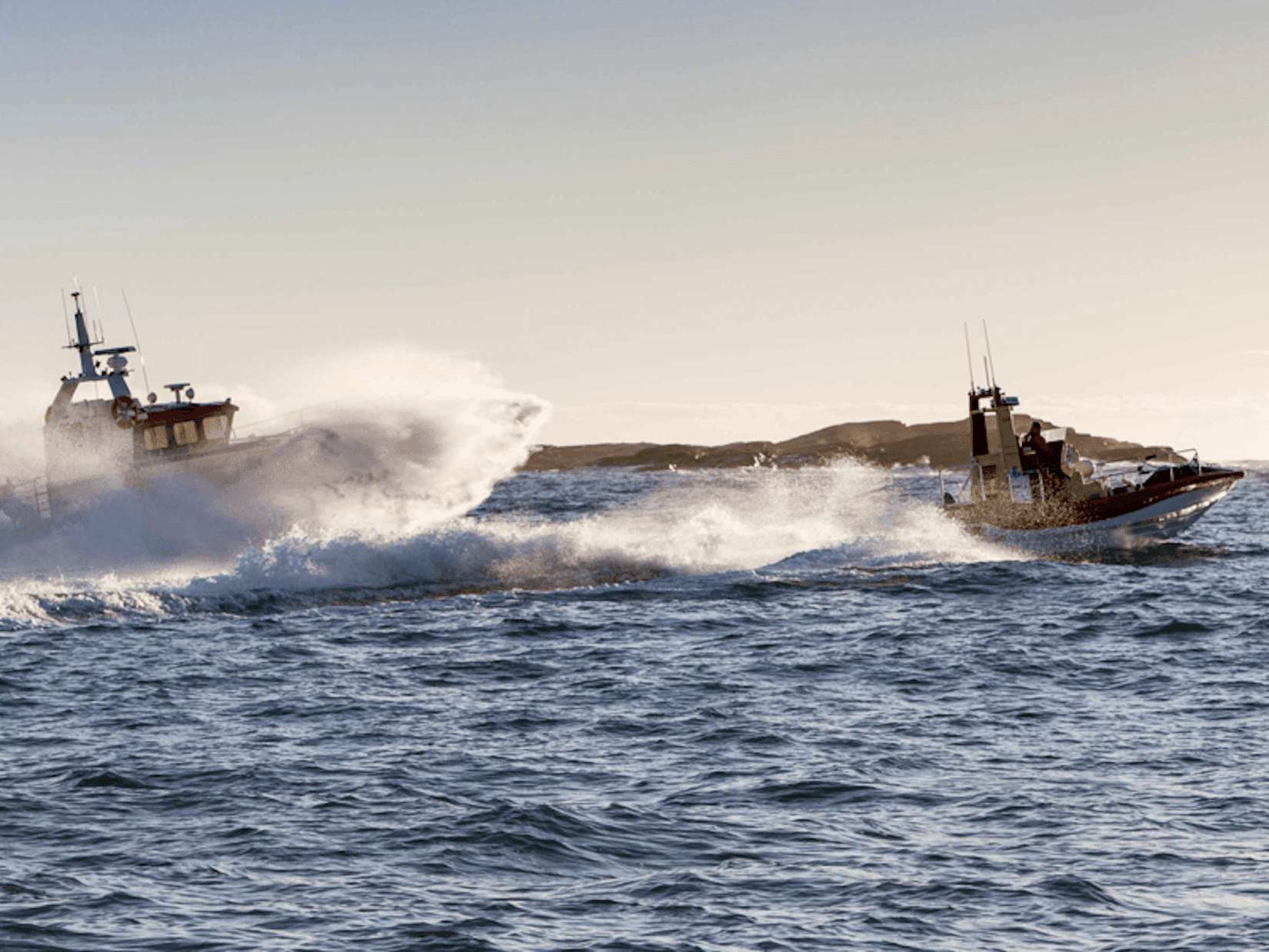 Två av Sjöräddningens båtar ute på havet