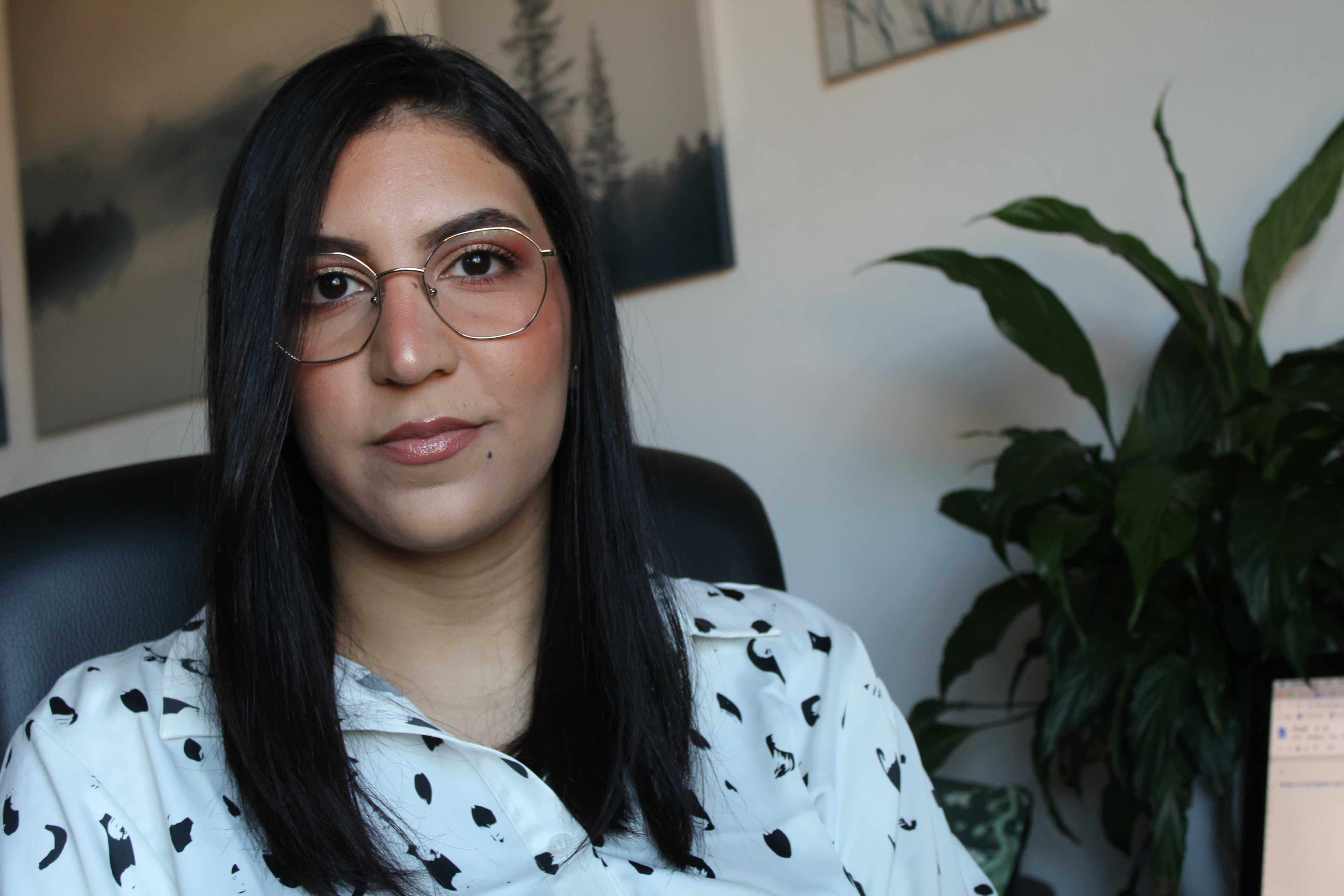 Porträttbild av vår praktikantkollega Ella Shams