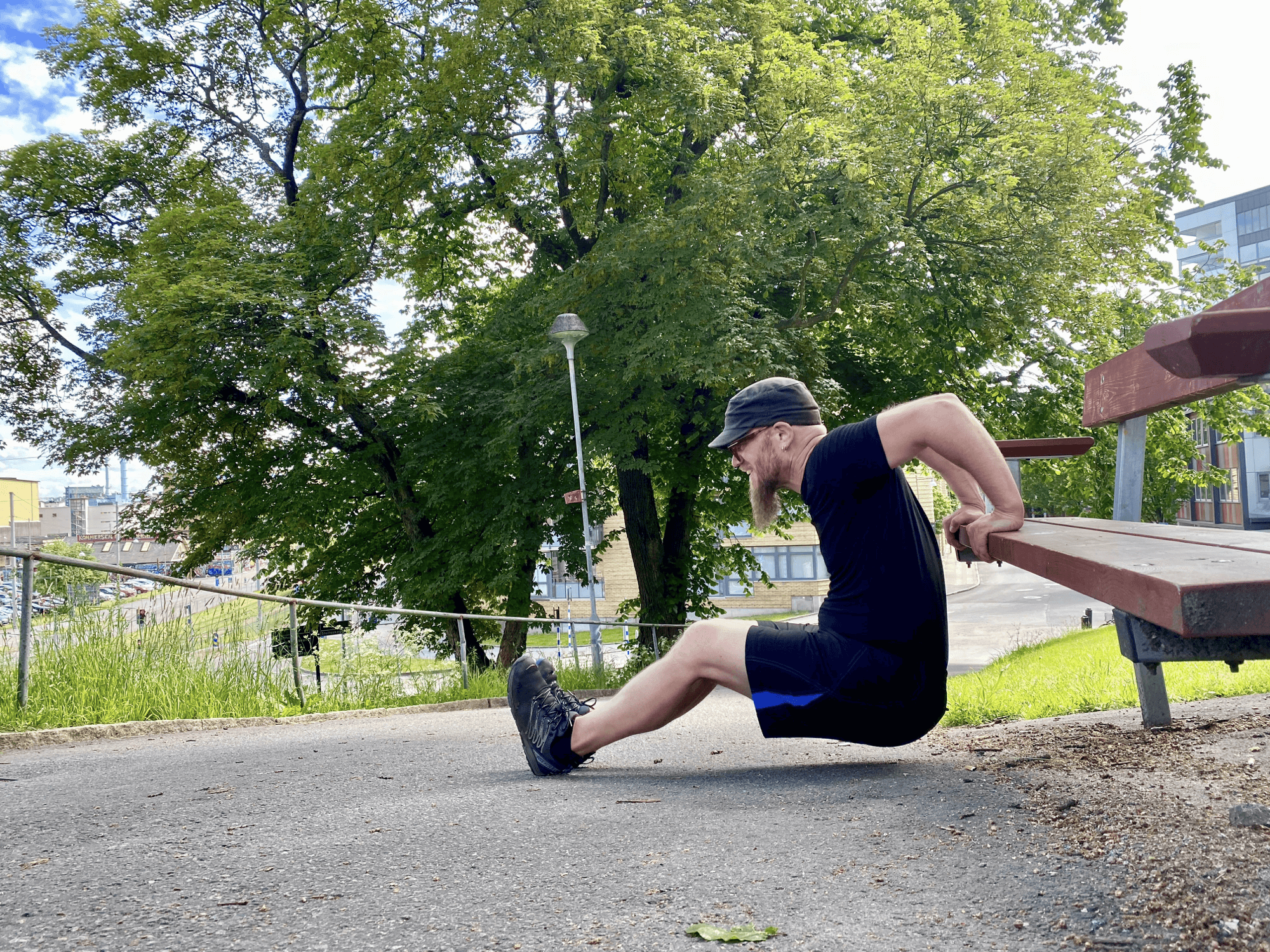 Fotografi av en man som gör träning vid en parkbänk i Göteborg