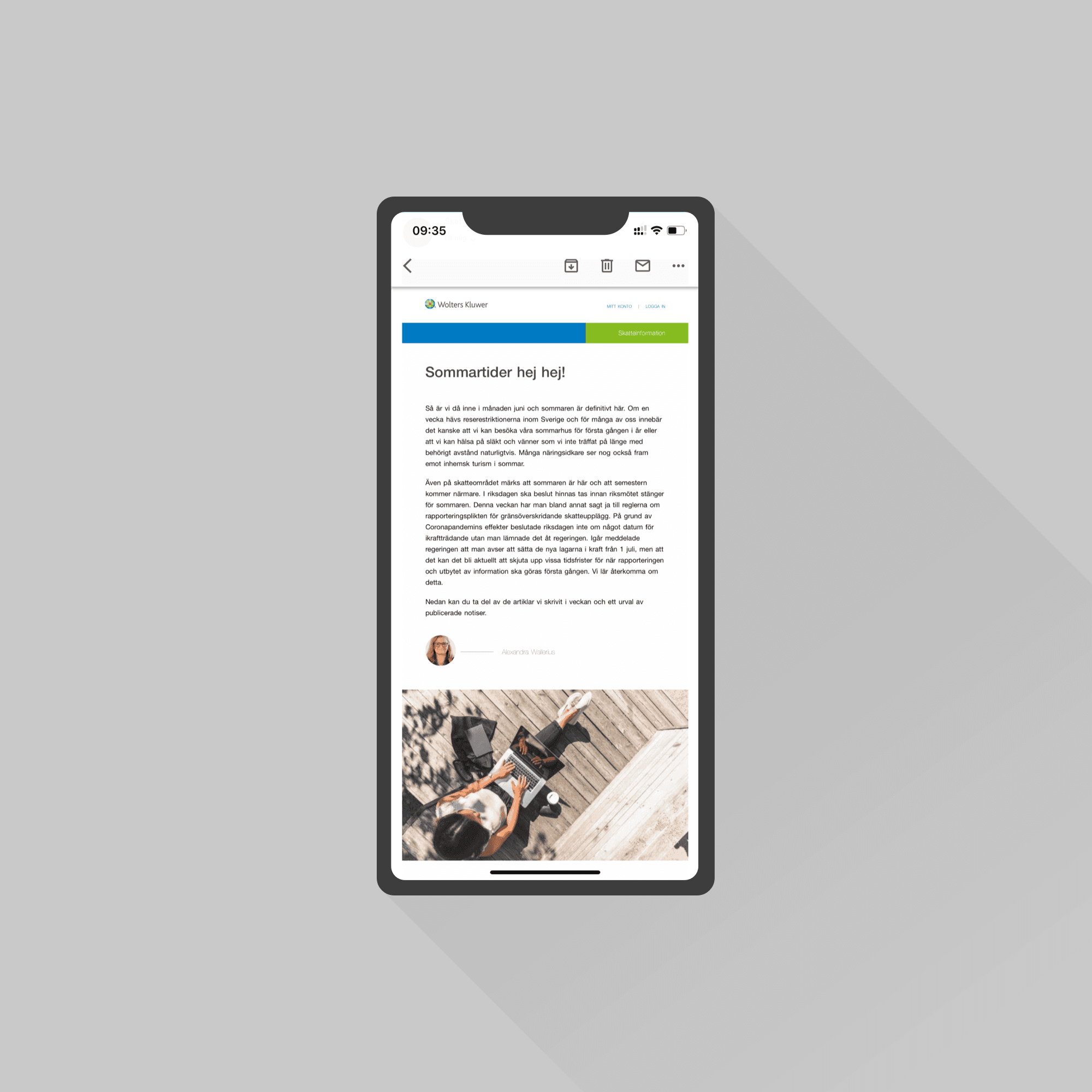 Illustration med en mobil som visar en nyhetsbrevet från Skatteinformation på skärmen