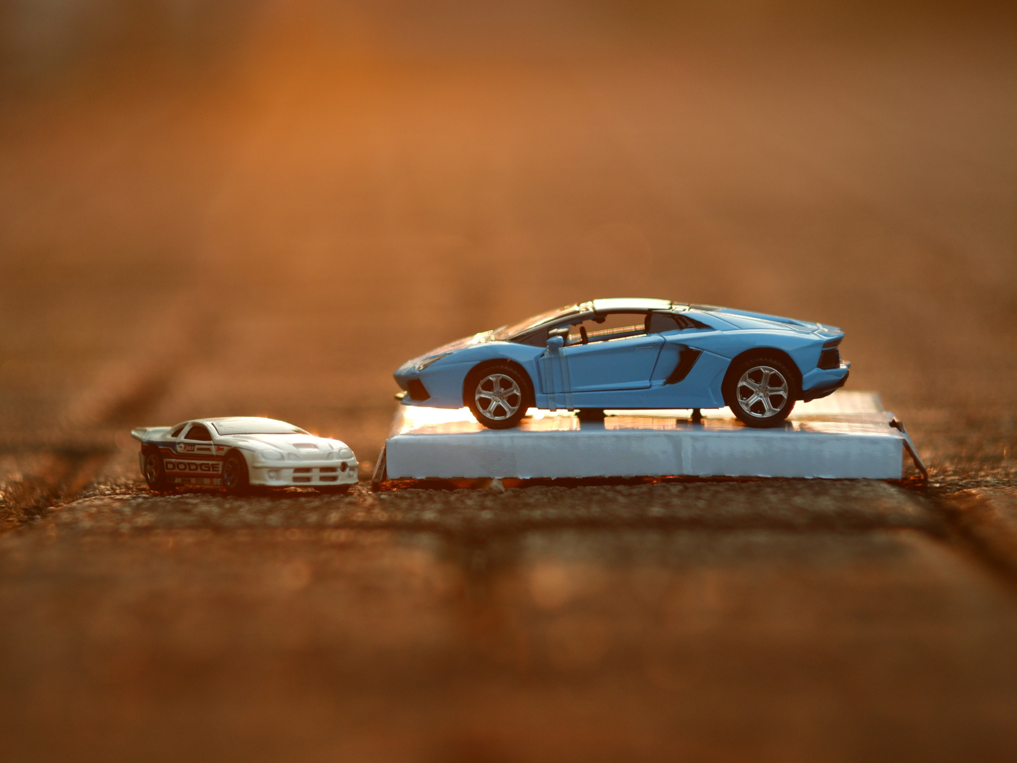 Illustrerande bild med två bilar, en stor och en liten, som visar ett utmanarscenario