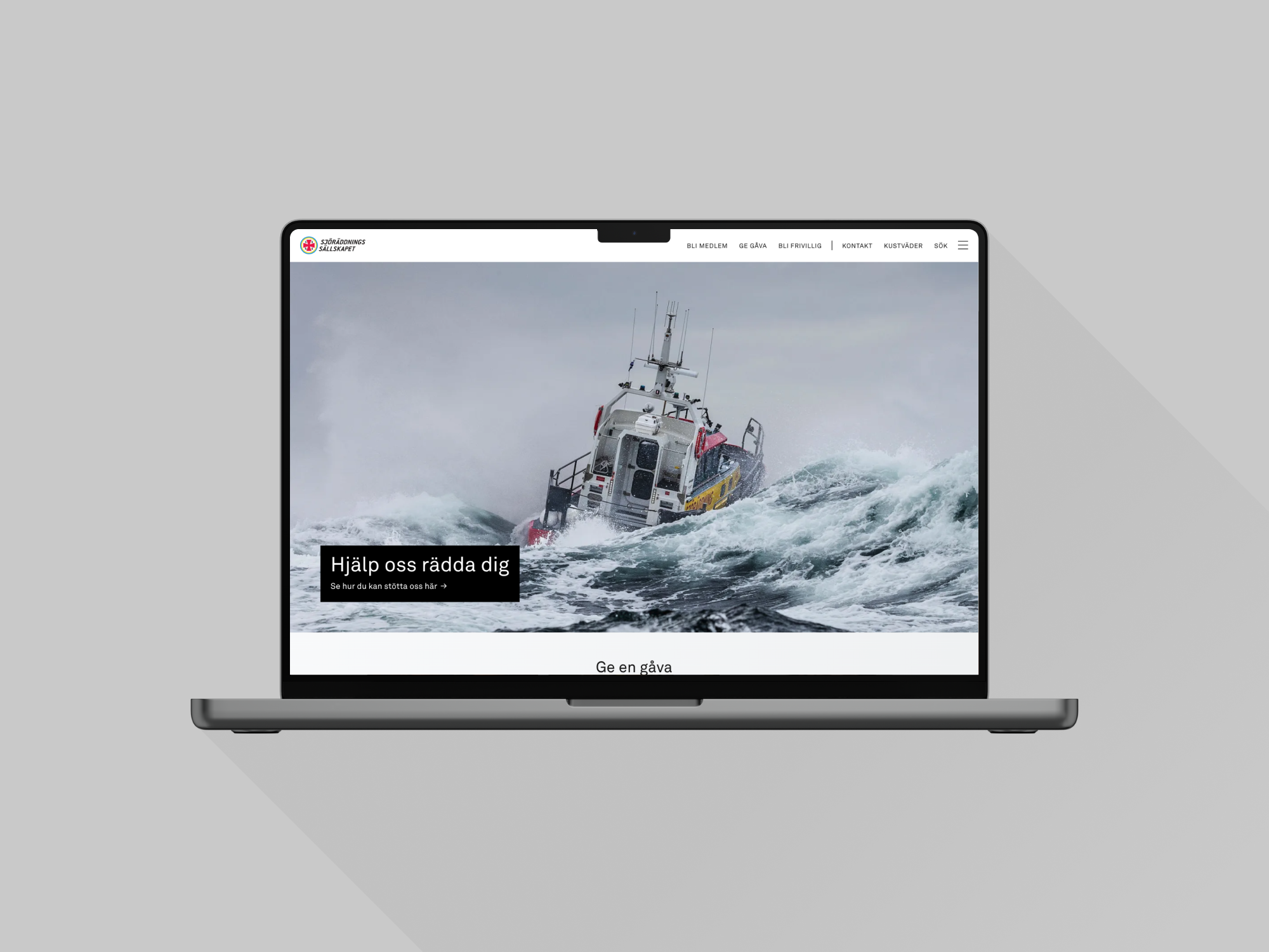 En laptop med ett fartyg från Sjöräddningssällskapet på skärmen