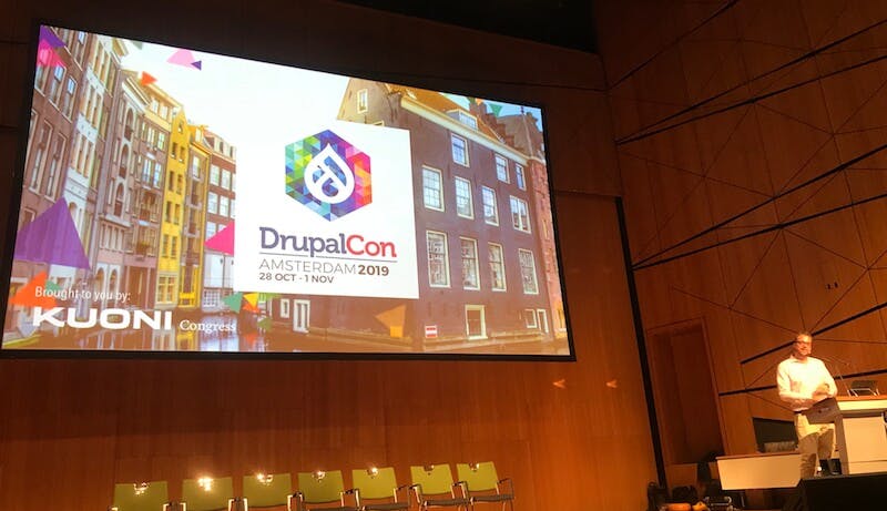 Dries visar upp var nästa DrupalCon ska hållas i Europe - Amsterdam